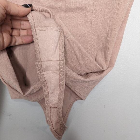 Free People Blush Pink Cap Sleeve Deep Conversation Thong Bodysuit V-Neck Size S - Picture 7 of 8